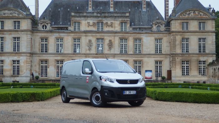 Ταξιδέψαμε μέχρι το Παρίσι για να οδηγήσουμε το Peugeot Expert, το νέο βαν της γαλλικής μάρκας που είναι πλήρως ανανεωμένο.